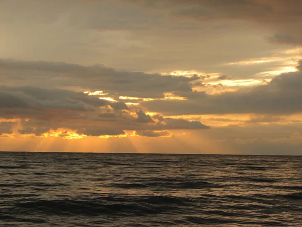 Günbatımı plaj sandalyesi ile denize