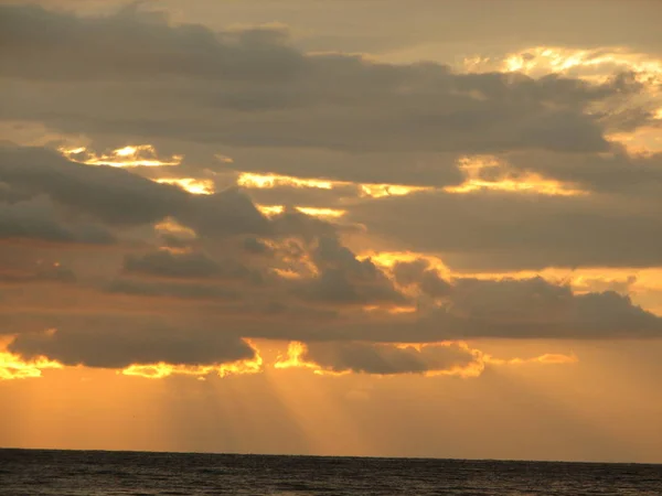 Puesta de sol sobre el mar con silla de playa — Foto de Stock