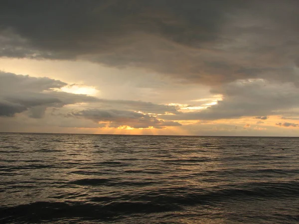 Günbatımı plaj sandalyesi ile denize