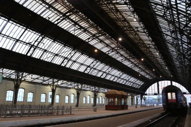 Ana tren istasyonu platformu en güzel eski tren istasyonu Ukrayna, Lviv, Lviv görünümünde iç
