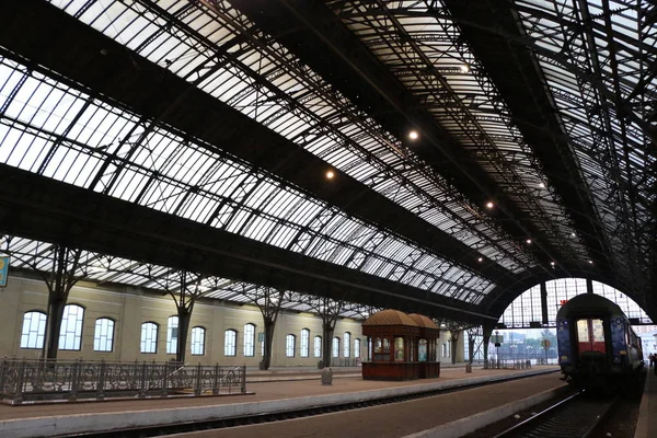 Lviv 우크라이나, Lviv에서에서 가장 아름 다운 오래 된 역의 플랫폼에 보기에서 주요 철도 역의 내부 — 스톡 사진