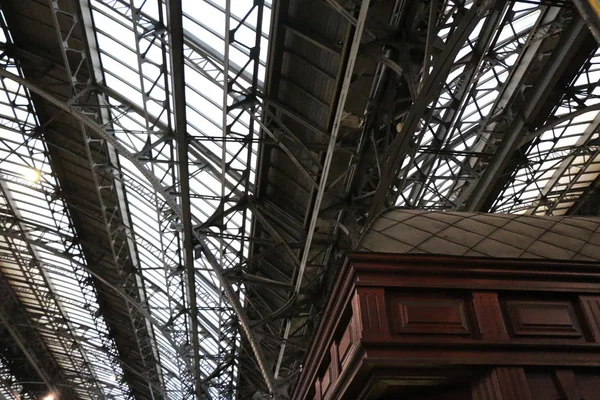 Interieur van centraal station in Lviv weergave op platform van mooiste Palisades in Lviv, Oekraïne — Stockfoto