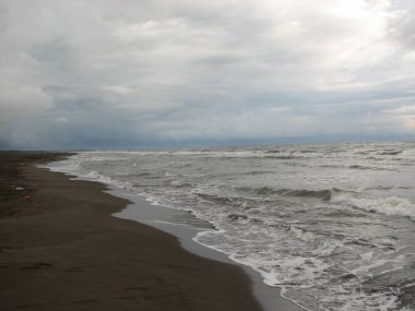 İnişli çıkışlı bir dalga ile günbatımı bir gökyüzü Beach günbatımı mı