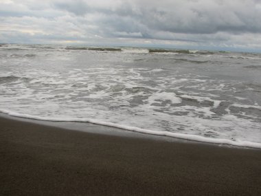 İnişli çıkışlı bir dalga ile günbatımı bir gökyüzü Beach günbatımı mı