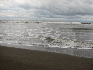 İnişli çıkışlı bir dalga ile günbatımı bir gökyüzü Beach günbatımı mı