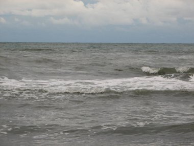 İnişli çıkışlı bir dalga ile günbatımı bir gökyüzü Beach günbatımı mı