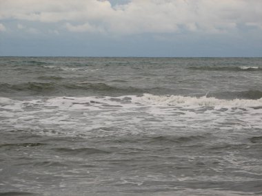 İnişli çıkışlı bir dalga ile günbatımı bir gökyüzü Beach günbatımı mı