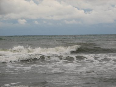 İnişli çıkışlı bir dalga ile günbatımı bir gökyüzü Beach günbatımı mı