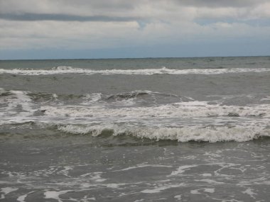 İnişli çıkışlı bir dalga ile günbatımı bir gökyüzü Beach günbatımı mı