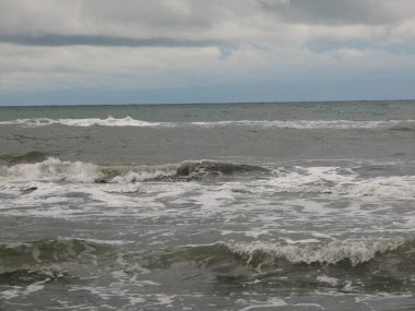 İnişli çıkışlı bir dalga ile günbatımı bir gökyüzü Beach günbatımı mı