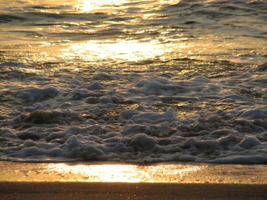 İnişli çıkışlı bir dalga ile günbatımı bir gökyüzü Beach günbatımı mı