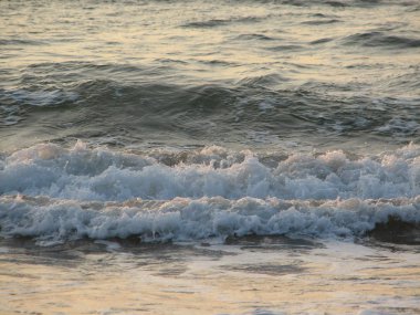 İnişli çıkışlı bir dalga ile günbatımı bir gökyüzü Beach günbatımı mı