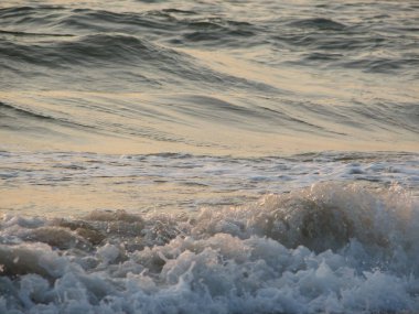 İnişli çıkışlı bir dalga ile günbatımı bir gökyüzü Beach günbatımı mı