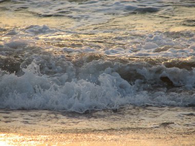 İnişli çıkışlı bir dalga ile günbatımı bir gökyüzü Beach günbatımı mı