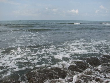 Siyah kum plajı güzel büyük dalga