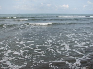 Siyah kum plajı güzel büyük dalga