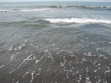 Siyah kum plajı güzel büyük dalga