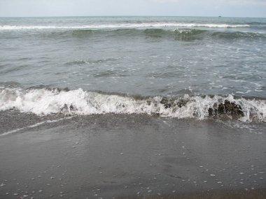 Siyah kum plajı güzel büyük dalga