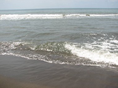 Siyah kum plajı güzel büyük dalga