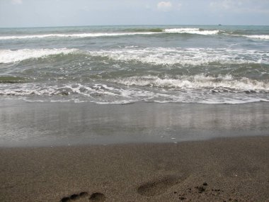 Siyah kum plajı güzel büyük dalga