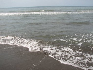 Siyah kum plajı güzel büyük dalga