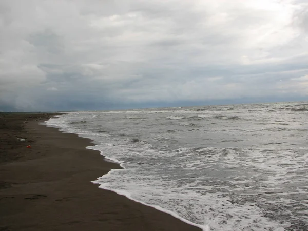 Coucher de soleil sur la plage est un ciel couchant avec une vague roulant — Photo