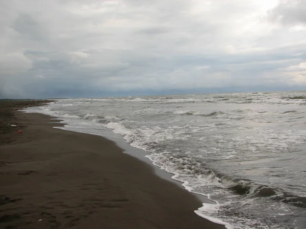 Пляжный закат - это закатное небо с катящейся волной — стоковое фото