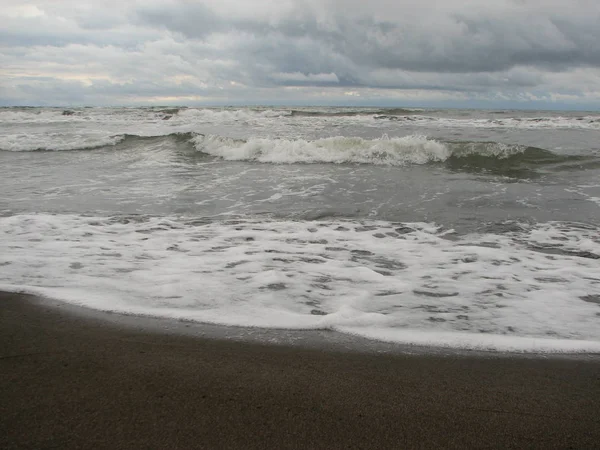 İnişli çıkışlı bir dalga ile günbatımı bir gökyüzü Beach günbatımı mı