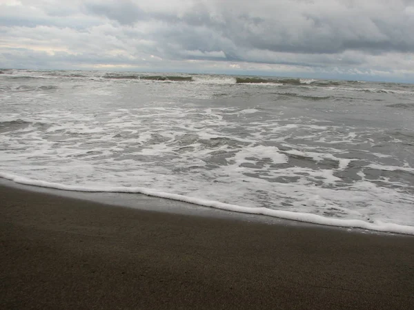 Пляжный закат - это закатное небо с катящейся волной — стоковое фото