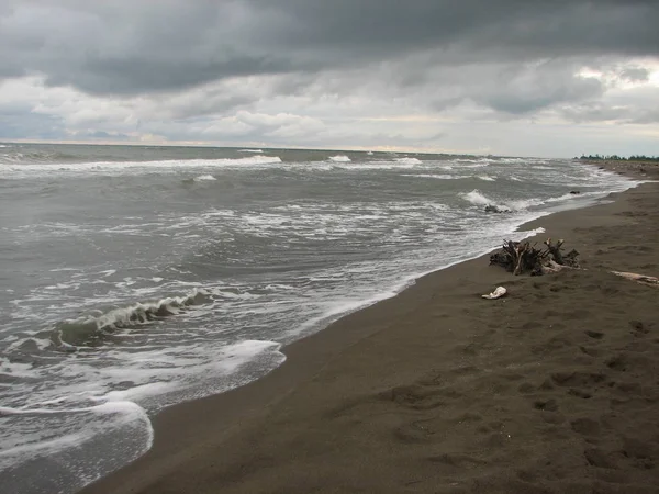 해변 일몰은 압 연 파도와 일몰 하늘 — 스톡 사진