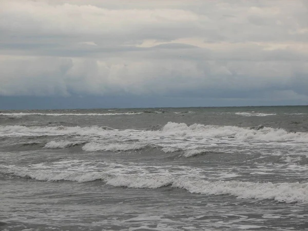 İnişli çıkışlı bir dalga ile günbatımı bir gökyüzü Beach günbatımı mı