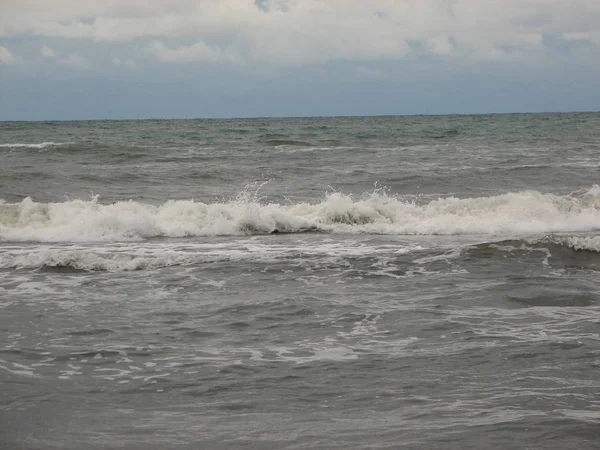 해변 일몰은 압 연 파도와 일몰 하늘 — 스톡 사진