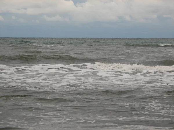 İnişli çıkışlı bir dalga ile günbatımı bir gökyüzü Beach günbatımı mı