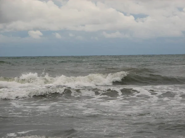 İnişli çıkışlı bir dalga ile günbatımı bir gökyüzü Beach günbatımı mı