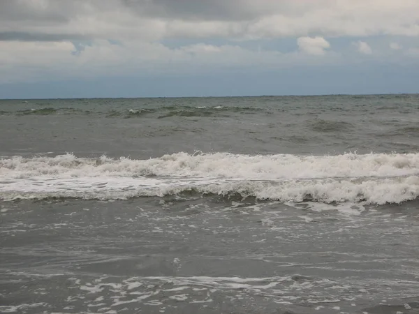 İnişli çıkışlı bir dalga ile günbatımı bir gökyüzü Beach günbatımı mı — Stok fotoğraf