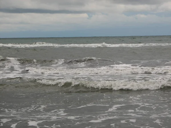 İnişli çıkışlı bir dalga ile günbatımı bir gökyüzü Beach günbatımı mı