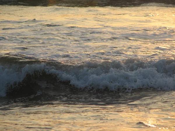 Sonnenuntergang am Strand ist ein Sonnenuntergang Himmel mit einer Welle rollen — Stockfoto