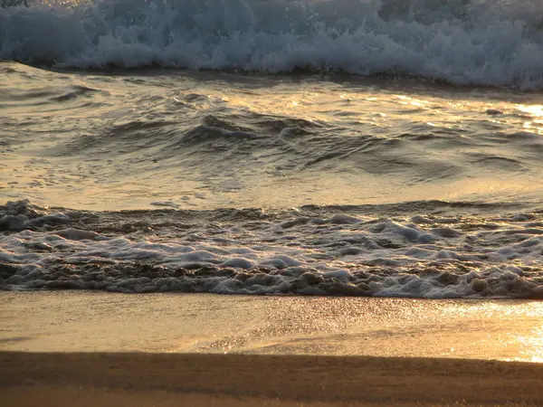 Coucher de soleil sur la plage est un ciel couchant avec une vague roulant — Photo