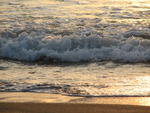 ビーチの夕日は圧延波と夕焼け空です。 — ストック写真