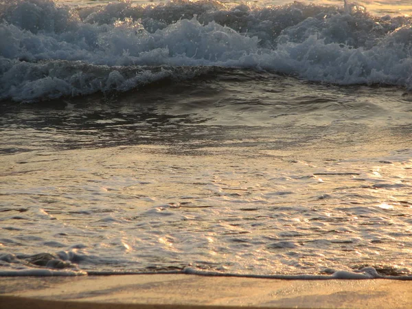 İnişli çıkışlı bir dalga ile günbatımı bir gökyüzü Beach günbatımı mı