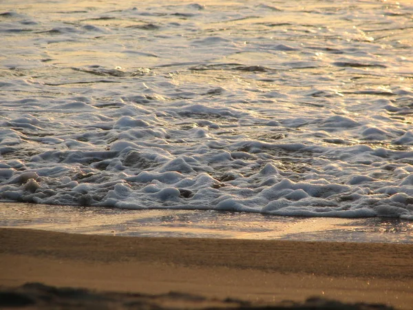 ビーチの夕日は圧延波と夕焼け空です。 — ストック写真
