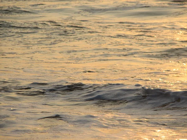 Coucher de soleil sur la plage est un ciel couchant avec une vague roulant — Photo