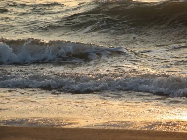 O pôr do sol da praia é um céu de pôr do sol com uma onda rolando — Fotografia de Stock
