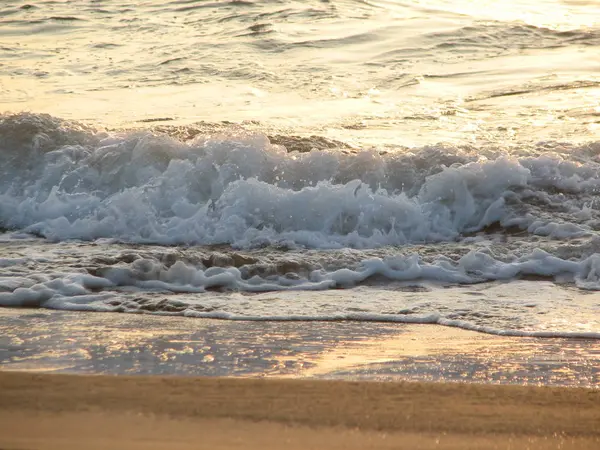 İnişli çıkışlı bir dalga ile günbatımı bir gökyüzü Beach günbatımı mı