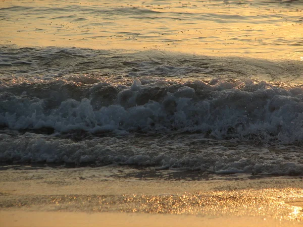 Sonnenuntergang am Strand ist ein Sonnenuntergang Himmel mit einer Welle rollen — Stockfoto