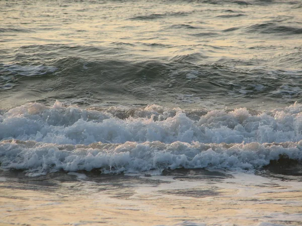 Coucher de soleil sur la plage est un ciel couchant avec une vague roulant — Photo