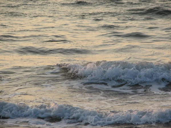 İnişli çıkışlı bir dalga ile günbatımı bir gökyüzü Beach günbatımı mı — Stok fotoğraf