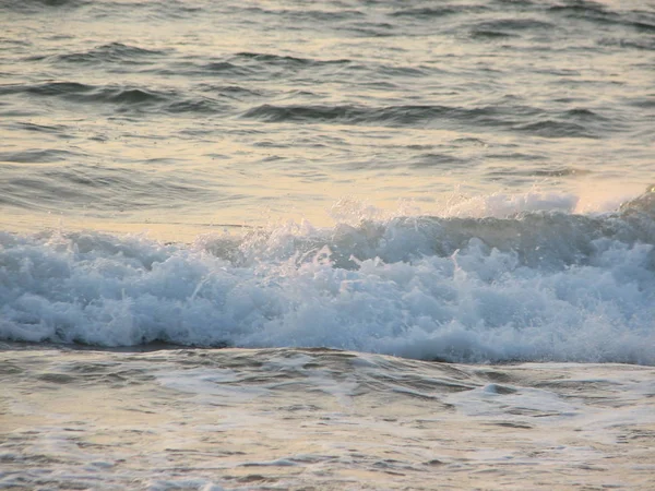 Coucher de soleil sur la plage est un ciel couchant avec une vague roulant — Photo