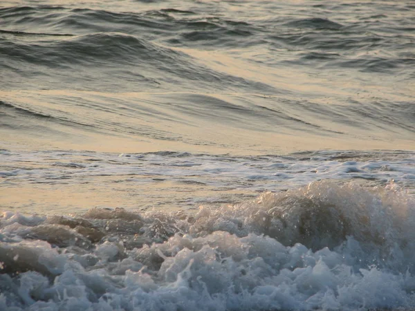 İnişli çıkışlı bir dalga ile günbatımı bir gökyüzü Beach günbatımı mı