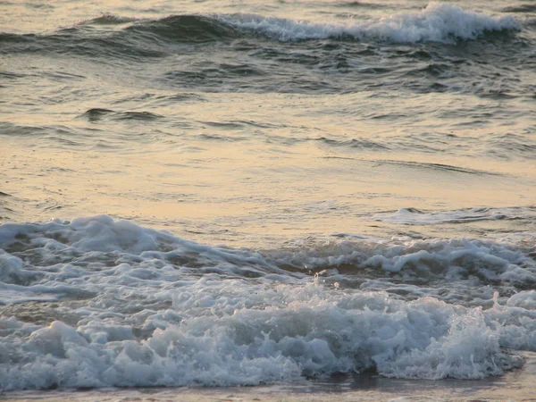 Coucher de soleil sur la plage est un ciel couchant avec une vague roulant — Photo